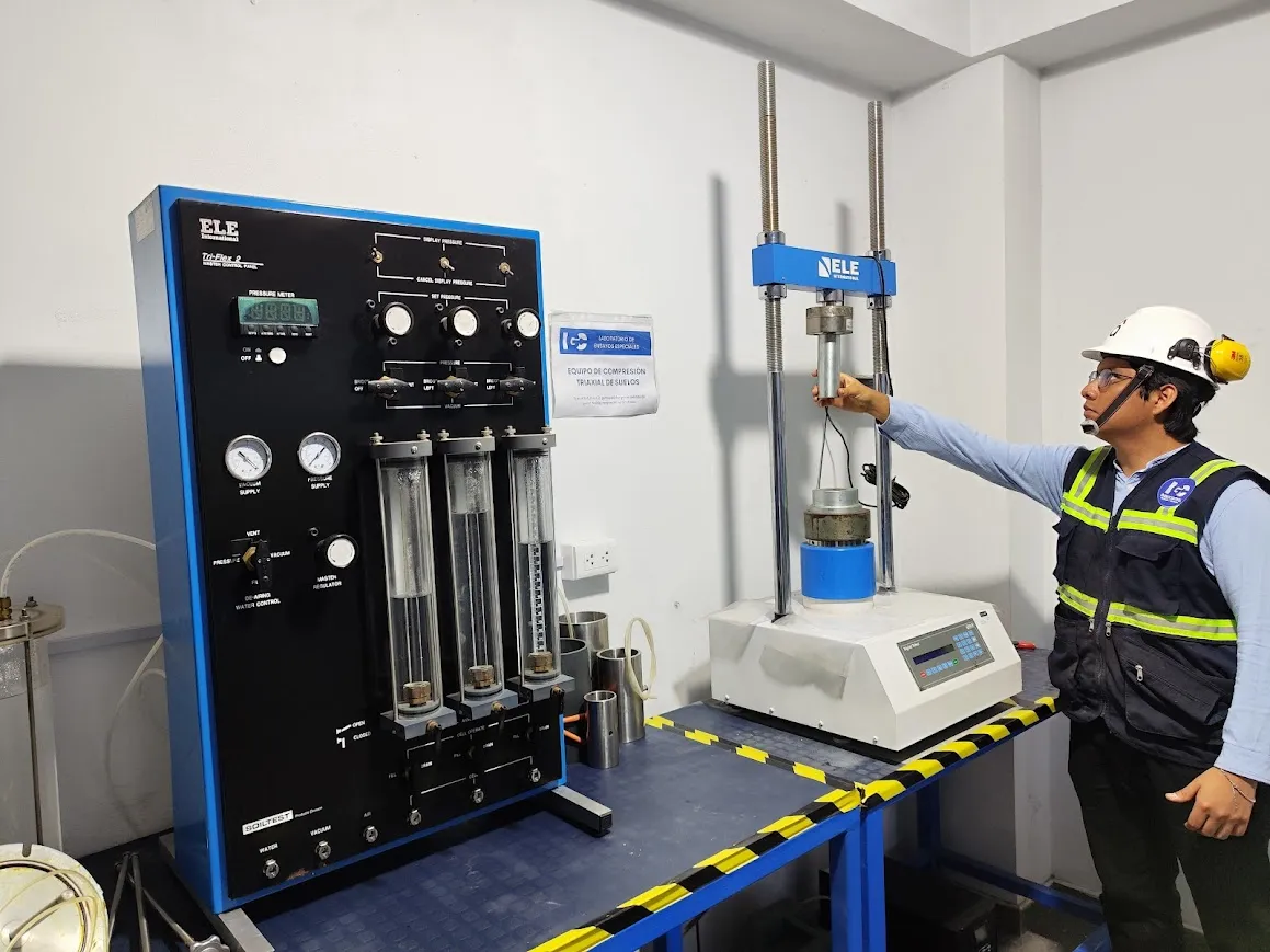 Equipo de compresión triaxial ELE en laboratorio ILTEC